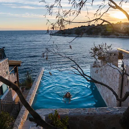 Kamen Blue * Vela Luka